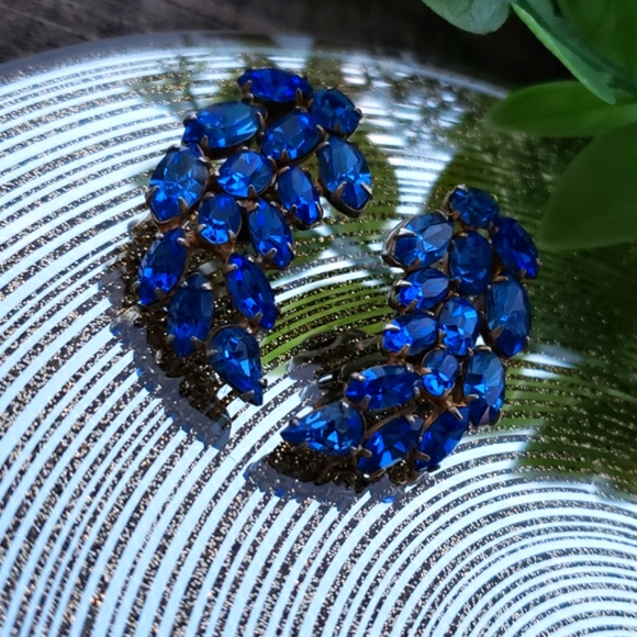 Gorgeous Vintage Authentic Unsigned Schreiner Blue Rhinestone Spray Earrings - Picture 12 of 17